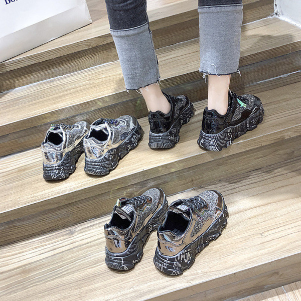 Κορυφαία γυναικεία αθλητικά έκοδερμάτινα παπούτσια με ίσια σόλα και γυαλιστερό αποτέλεσμα