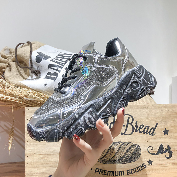 Κορυφαία γυναικεία αθλητικά έκοδερμάτινα παπούτσια με ίσια σόλα και γυαλιστερό αποτέλεσμα