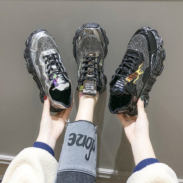 Κορυφαία γυναικεία αθλητικά έκοδερμάτινα παπούτσια με ίσια σόλα και γυαλιστερό αποτέλεσμα