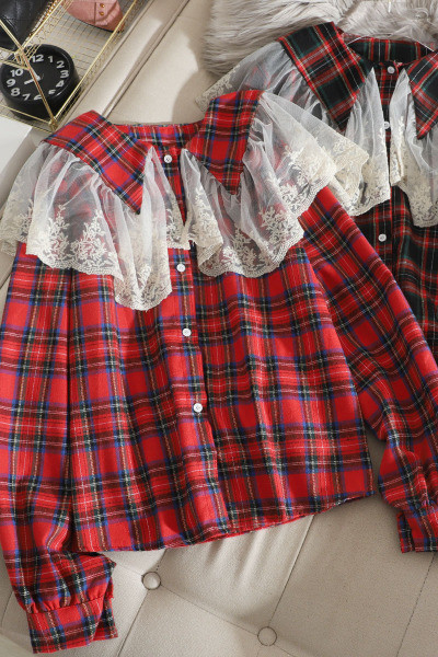 Ruuduline naiste särk klassikalise krae ja pitsiga