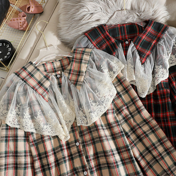 Ruuduline naiste särk klassikalise krae ja pitsiga