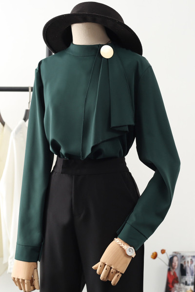 Μοντέρνο γυναικείο πουκάμισο με μακριά μανίκια, καρφίτσα και οβάλ ντεκολτέ