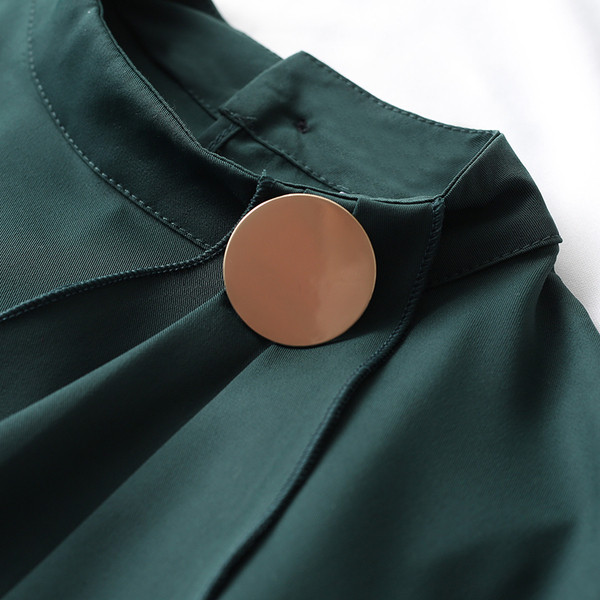 Μοντέρνο γυναικείο πουκάμισο με μακριά μανίκια, καρφίτσα και οβάλ ντεκολτέ