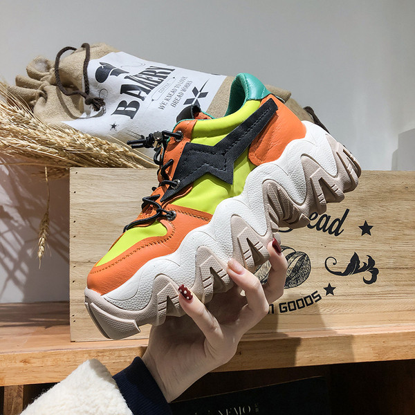 Καθημερινά γυναικεία αθλητικά παπούτσια eco δερμάτινα με κορόνια και πλατφόρμα σε δύο χρώματα