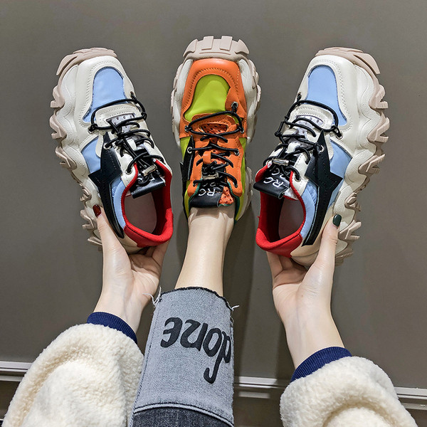 Καθημερινά γυναικεία αθλητικά παπούτσια eco δερμάτινα με κορόνια και πλατφόρμα σε δύο χρώματα