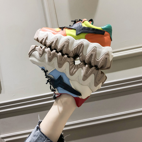 Καθημερινά γυναικεία αθλητικά παπούτσια eco δερμάτινα με κορόνια και πλατφόρμα σε δύο χρώματα