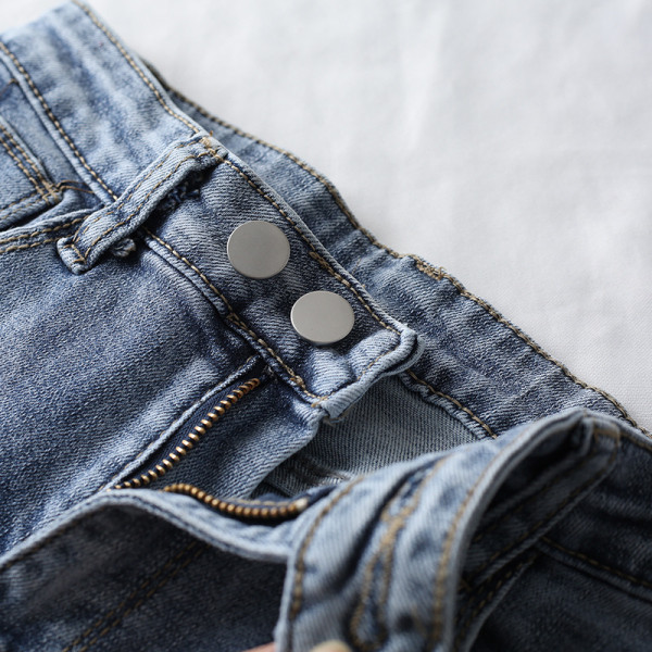 Καθημερινά γυναικείατζιν με κουμπιά και σχισμένα μοτίβα