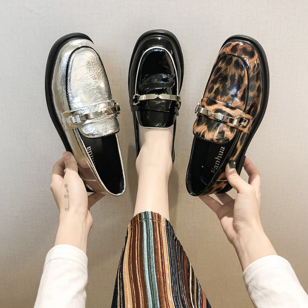 Naiste stiilsed mokassiinid, mis on valmistatud ökonahast metallist kaunistuse ja lameda tallaga