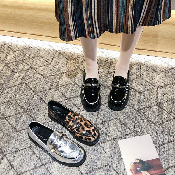 Naiste stiilsed mokassiinid, mis on valmistatud ökonahast metallist kaunistuse ja lameda tallaga