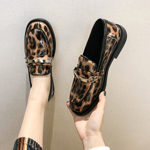 Naiste stiilsed mokassiinid, mis on valmistatud ökonahast metallist kaunistuse ja lameda tallaga