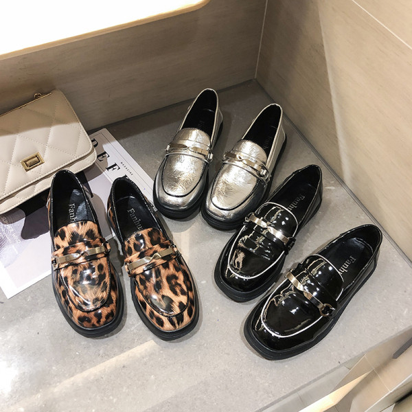 Naiste stiilsed mokassiinid, mis on valmistatud ökonahast metallist kaunistuse ja lameda tallaga