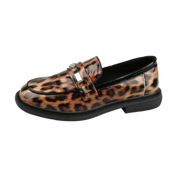 Naiste stiilsed mokassiinid, mis on valmistatud ökonahast metallist kaunistuse ja lameda tallaga