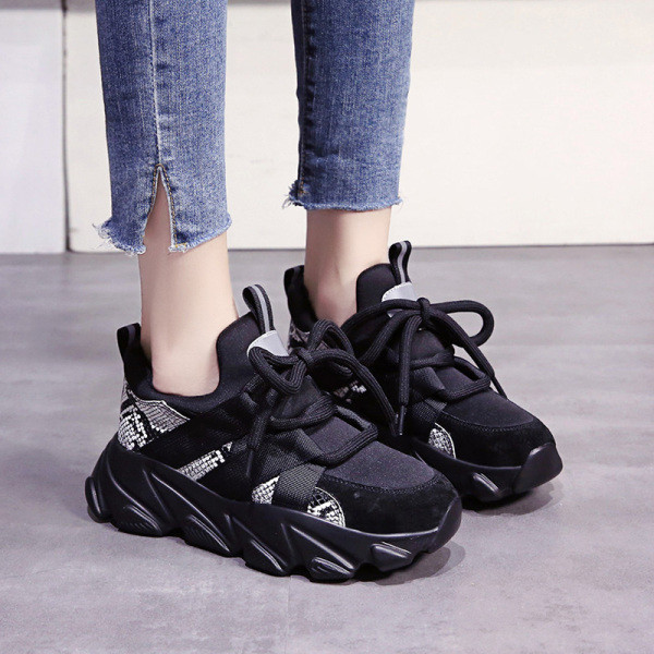 Καθημερινά γυναικεία αθλητικά παπούτσια eco suede με πλατφόρμα και στοιχεία φιδιού