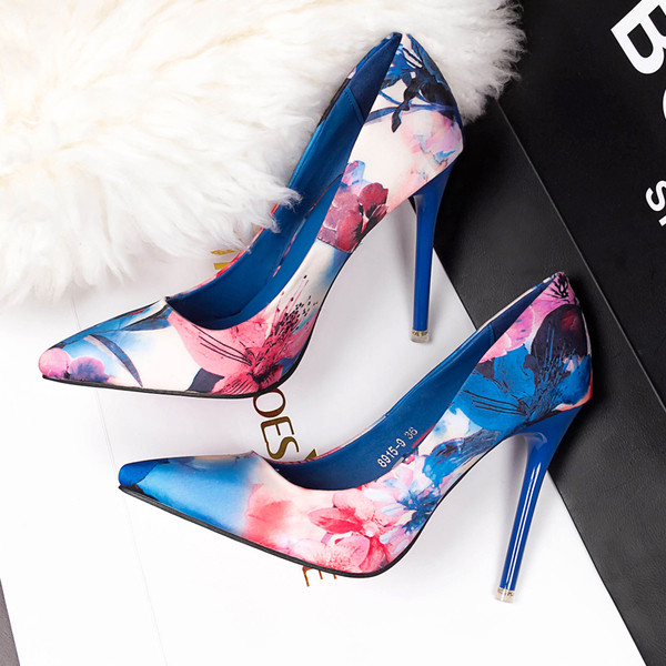 Κομψά παπούτσια με ψηλά τακούνια - μυτερό μοντέλο