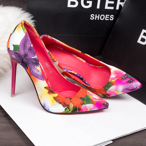 Κομψά παπούτσια με ψηλά τακούνια - μυτερό μοντέλο