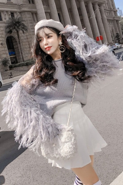 Μοντέρνο γυναικείο πουλόβερ με φούντες και κεντήματα