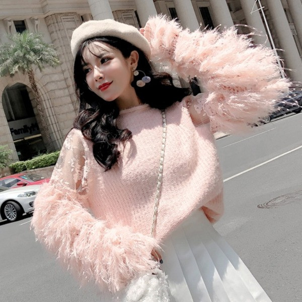 Μοντέρνο γυναικείο πουλόβερ με φούντες και κεντήματα