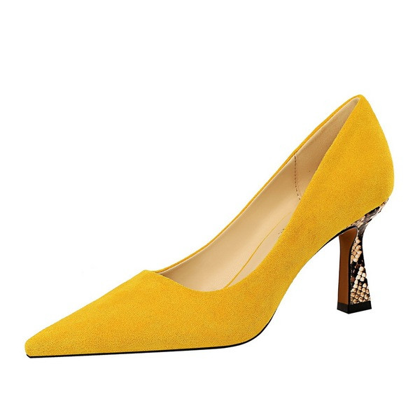 Μοντέρνα γυναικεία υποδήματα eco suede με τακούνι με amimal print