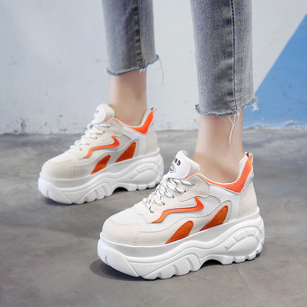 Πραγματικά γυναικεία αθλητικά παπούτσια με πλατφόρμα σε δύο χρώματα