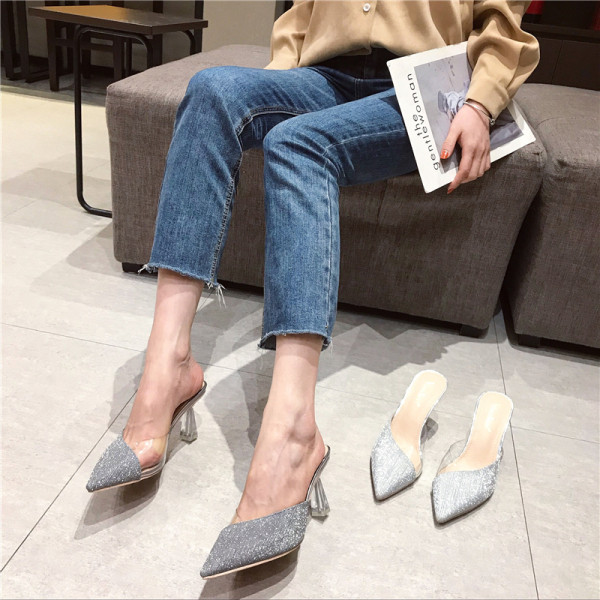 Κομψές γυναικείες παντόφλες με γυαλιστερό έφε και σιλικόνη με διαφανή τακούνι - μυτερό σχέδιο