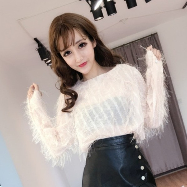 Μοντέρνα γυναικεία μπλούζα με περιθώρια και λαιμόκοψη