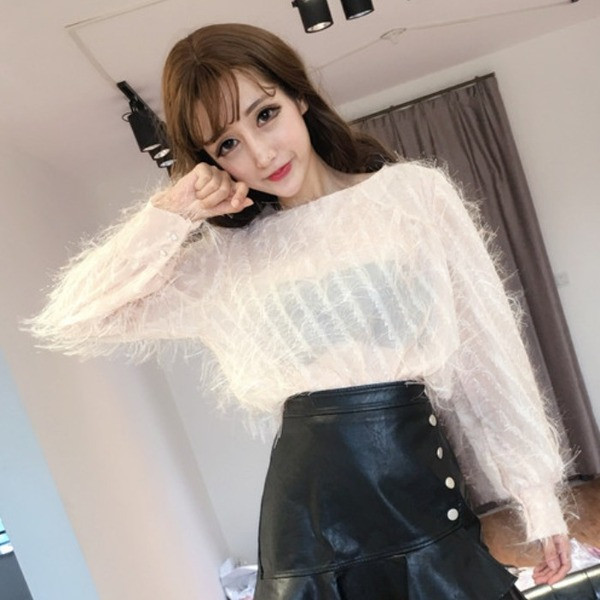 Μοντέρνα γυναικεία μπλούζα με περιθώρια και λαιμόκοψη