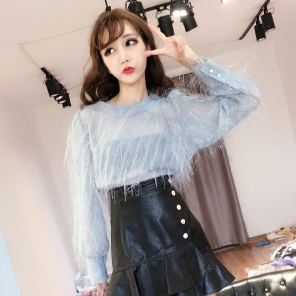 Μοντέρνα γυναικεία μπλούζα με περιθώρια και λαιμόκοψη