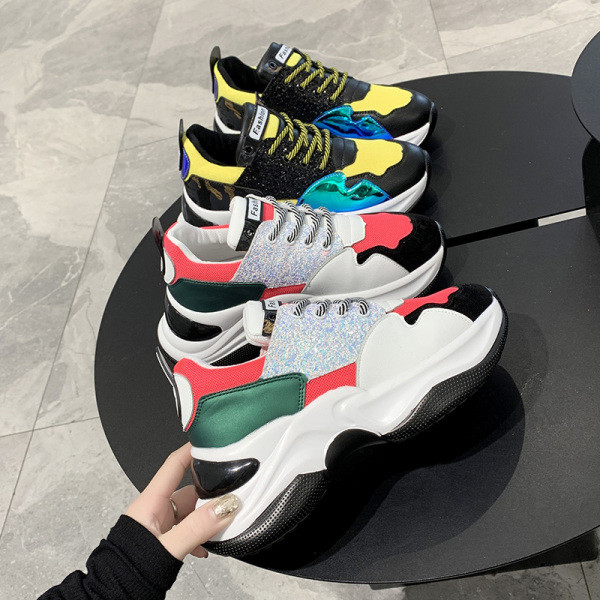 Praegused naiste värvilised platvormi ja paeltega tossud