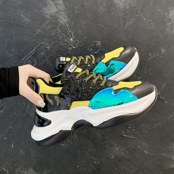 Praegused naiste värvilised platvormi ja paeltega tossud