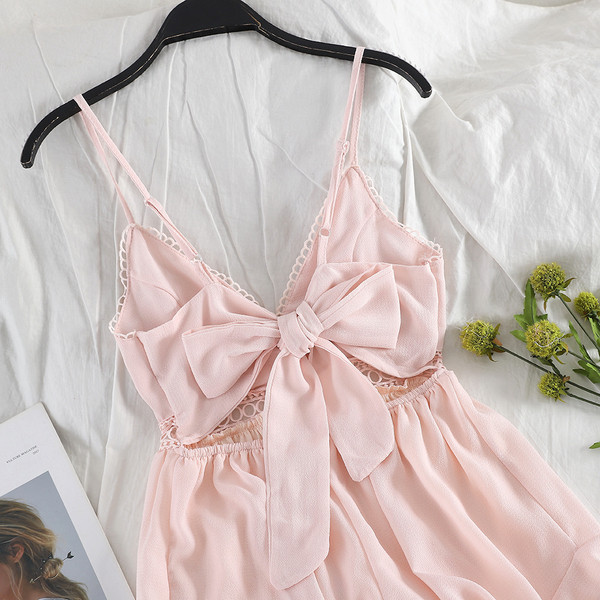 Μοντέρνα γυναικεία ολόσωμη φόρμα με λεπτούς ιμάντες ώμου και ανοικτή πλάτη με κορδέλα