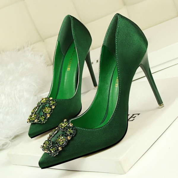 Κομψά σατέν παπούτσια με ψηλά τακούνια και διακόσμηση πέτρες -  μυτερό μοντέλο