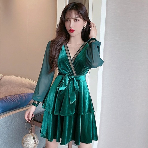 Γυναικείο φόρεμα με μακρύ μανίκι και με λαιμόκοψη 