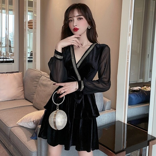 Γυναικείο φόρεμα με μακρύ μανίκι και με λαιμόκοψη 