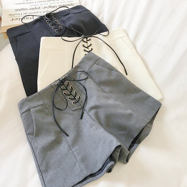 Naiste lühikesed püksid kõrge vöökoha ja lipsudega