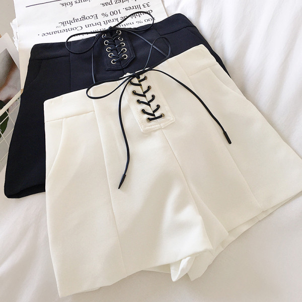 Naiste lühikesed püksid kõrge vöökoha ja lipsudega