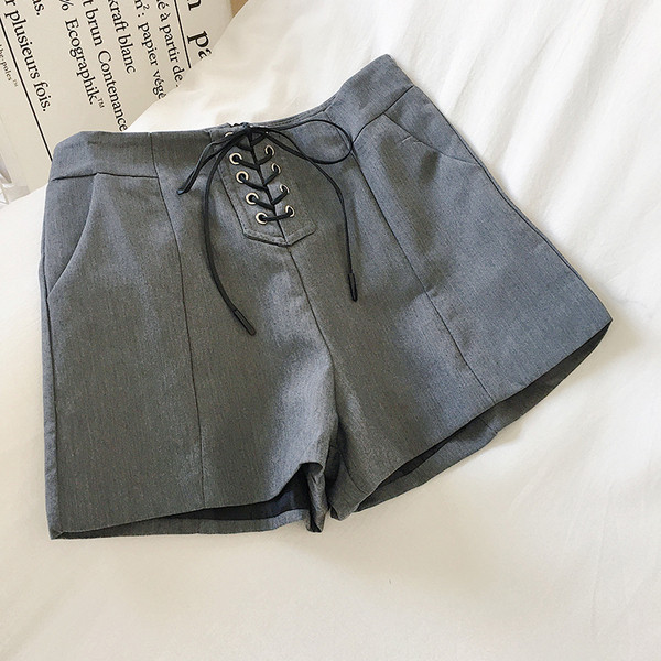 Naiste lühikesed püksid kõrge vöökoha ja lipsudega