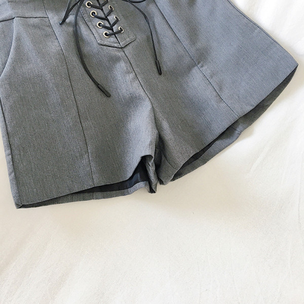 Naiste lühikesed püksid kõrge vöökoha ja lipsudega