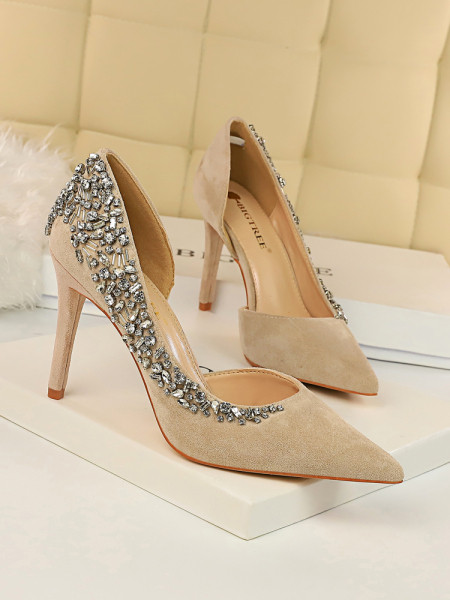 Κομψή γυναικεία παπούτσια  - μυτερό μοντέλο με διακόσμηση  πέτρες
