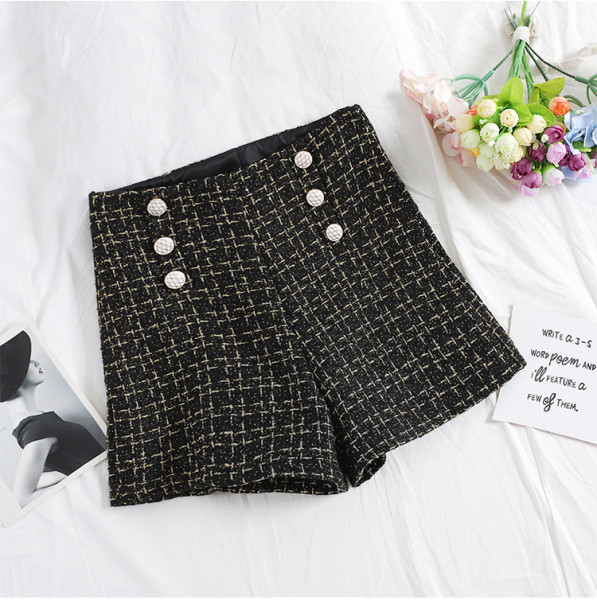 Stilingi moteriški šortai aukštu juosmeniu ir sagomis