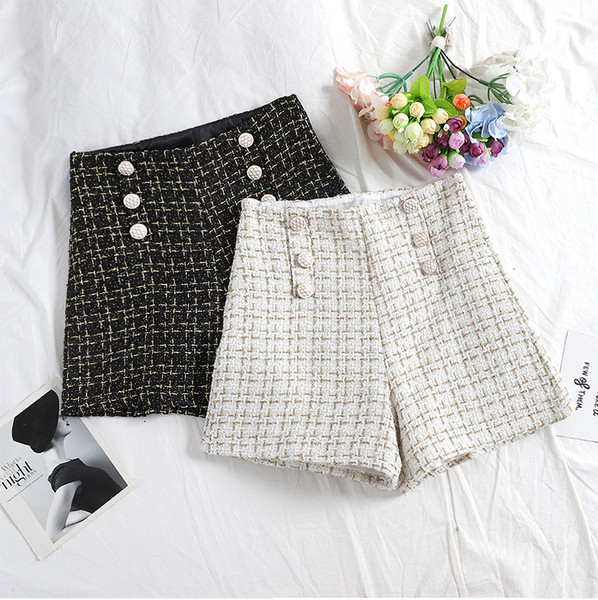 Stilingi moteriški šortai aukštu juosmeniu ir sagomis