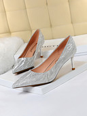 Elegáns női cipő 5 cm-es sarkú modellel, fényes hatású eko bőrből