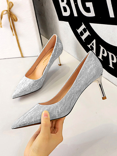 Elegáns női cipő 5 cm-es sarkú modellel, fényes hatású eko bőrből