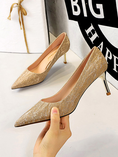 Elegáns női cipő 5 cm-es sarkú modellel, fényes hatású eko bőrből