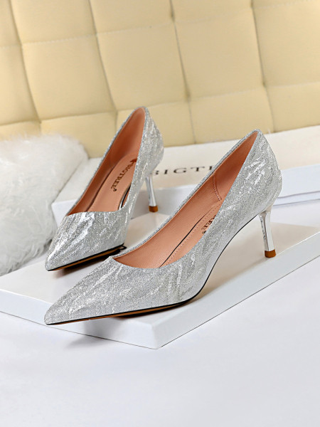 Κομψά γυναικεία παπούτσια  με τακούνι  5 cm με γυαλιστερό αποτέλεσμα