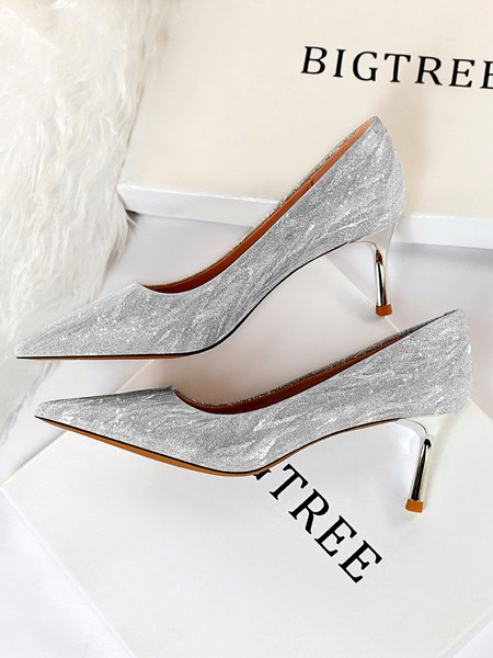 Κομψά γυναικεία παπούτσια  με τακούνι  5 cm με γυαλιστερό αποτέλεσμα