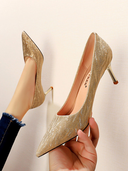 Κομψά γυναικεία παπούτσια  με τακούνι  5 cm με γυαλιστερό αποτέλεσμα