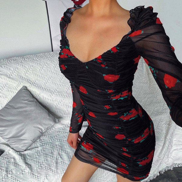 Дамска къса рокля с V-образно деколте и дълъг ръкав в черен цвят с флорален десен