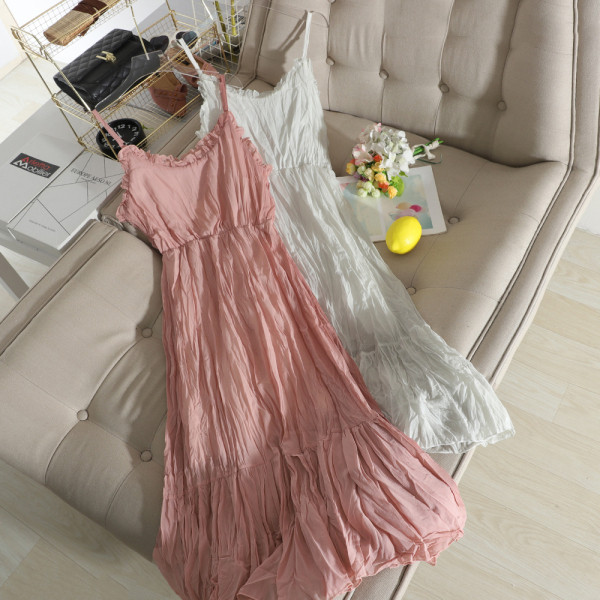 Дълга дамска плисирана рокля от шифон с тънки презрамки 