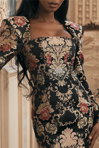 Вталена дамска рокля с дълъг ръкав и бродирани флорални мотиви