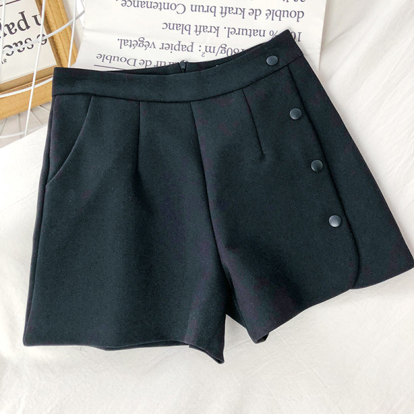 Актуални дамски къси панталони с висока талия и копчета